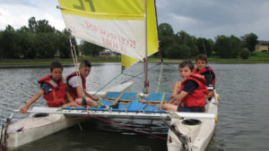 ecole-garcons-en-catamaran